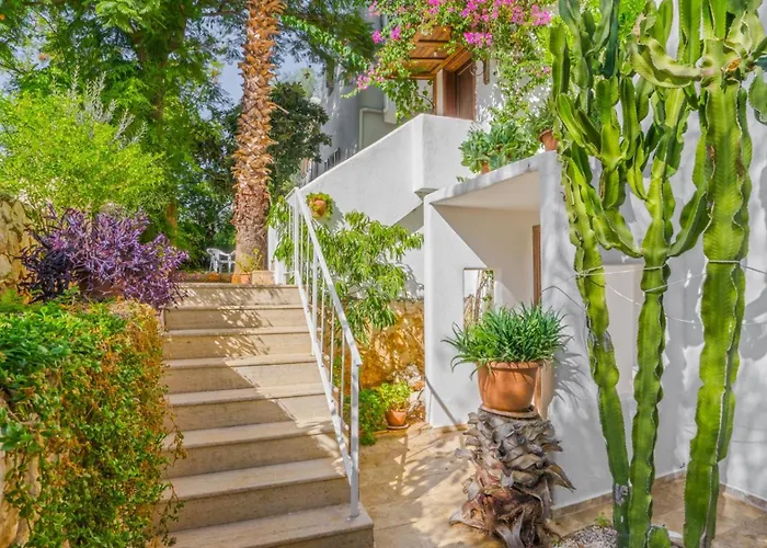 With Garden Shared Pool - 4 Min From Feriehus