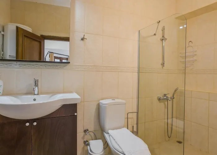 With Garden Shared Pool - 4 Min From