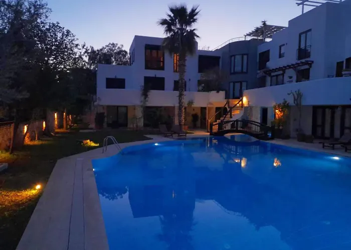 With Garden Shared Pool - 4 Min From