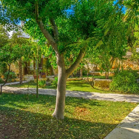 With Garden Shared Pool - 4 Min From Holiday home