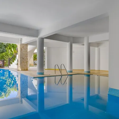 With Garden Shared Pool - 4 Min From