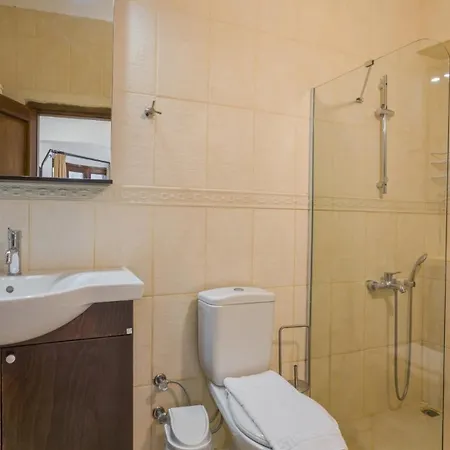 With Garden Shared Pool - 4 Min From