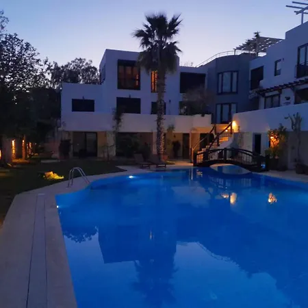 With Garden Shared Pool - 4 Min From