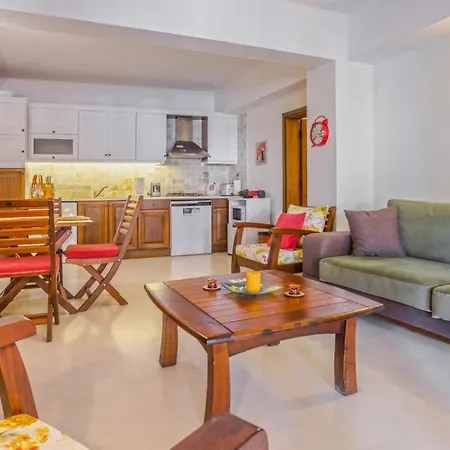 Hébergement de vacances With Garden Shared Pool - 4 Min From