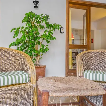 Hébergement de vacances With Garden Shared Pool - 4 Min From